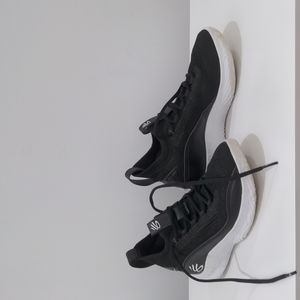 Under Armour Curry Flow Size 7 Black + White